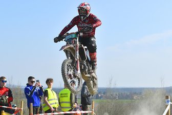 Zweite Station der Deutschen Enduro-Meisterschaft beschert Erzgebirgern neben Erfolgen auch Schicksalsschläge - Pascal Sadecki setzte in Dahlen zumindest am ersten Tag zum Höhenflug an.