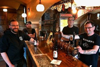 Zweite Wiederbelebung für Chemnitzer Szeneklub: Dÿse spielt im "Subway to Peter" - Am Samstag öffnet das "Subway to Peter" wieder für einen Abend: Die Musiker Rico Bunzel und Daniel Drechsler haben sich mit Kai Rösler und Uwe Schmidt (von links) auf ein Kulturbier an der Bar getroffen. 