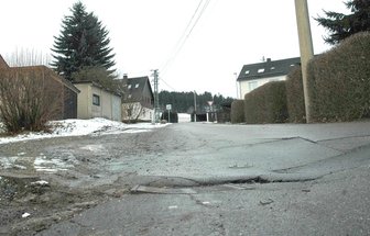 Zweiter Anlauf bringt erhoffte Fördermittel - 
              <p class="artikelinhalt">Die Straße, oder was man so nennt, ist verschlissen und geht ansatzlos in Nebenflächen über. Der Baubedarf ist unübersehbar.</p>
            