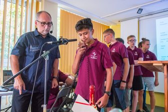 Zweiter Anlauf geglückt: Zwönitzer Schüler funken mit Gerst - Amateurfunker Heiko Meier betreute die Schülergruppe am Gymnasium.