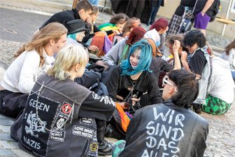 Zweiter Christopher Street Day in Plauen feiert Liebe in allen Facetten - Buntes Leben in Plauen: Der zweite Christopher Street Day fand auf dem Theaterplatz statt.