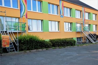 Zweiter Fluchtweg für die Kita in Coschütz wird gebaut - Die Baugerüste mit Fallschutz dienen aktuell als zweiter Fluchtweg für den Kindergarten.