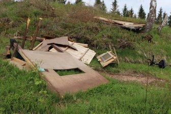 Zweiter Hochsitz in Jagdrevier zerstört - Die Trümmer der Jagdkanzel am Rähmerbachweg. 