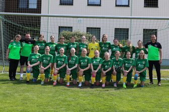 Zweiter im Fußball-Sachsenpokal: Vogtland-Mädchen machen es RB Leipzig eine Halbzeit lang richtig schwer - Die SpG Neustadt/Jößnitz/Erlbach beim Sachsenpokal-Finale in Kamenz: Juliette Krause, David Krause (v.l.) und Peer Gall (ganz rechts) und ihre Fußballerinnen.
