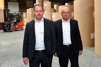 Zweiter Neustart für Papierfabrik nach Insolvenzverfahren - Ab 1. Juni übernimmt Michael Boschert (r.) den Vorstandsvorsitz bei Kübler Niethammer, neuer Finanzvorstand ist Michael Schwandt. Beide stellten sich am Mittwoch der Belegschaft vor. Bei der Versammlung verabschiedete sich das bisherige Vorstandsmitglied Regina Ludwig.