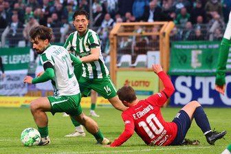 Zweiter Neuzugang: Erzgebirge Aue verpflichtet Ex-Chemnitzer-FC-Profi - Nils Lihsek (l.), hier am Ball gegen den FC Eilenburg, wechselt von Chemie Leipzig ins Lößnitztal.