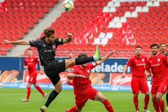 Zweiter Neuzugang für den FSV: Drinkuth kommt aus Paderborn - Felix Drinkuth (l.), hier am 30. Spieltag beim Gastspiel des Halleschen FC beim FSV Zwickau.