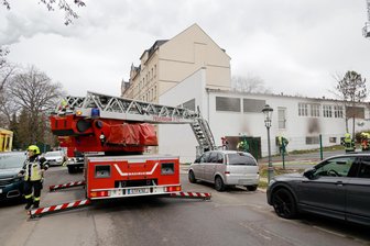 Zweiter Prozesstag im Chemnitzer Explosionsprozess: Was der Schwerverletzte erlebt hat - Feuerwehreinsatz am 20. März 2023: In einer Lagerhalle an der Agnesstraße explodiert Feuerwerk aus DDR-Zeiten.