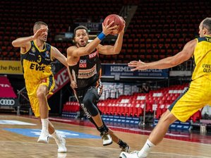 Zweiter Sieg für Ulmer Basketballer -  
          Tyler Jordan Harvey von ratiopharm Ulm (M) setzt sich gegen zwei Oldenburger durch.