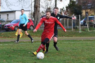 Zweiter Sieg im zweiten Rückrundenspiel: Fußballer des SSV Königshain-Wiederau gewinnen beim SV Lichtenberg - Der SSV Königshain-Wiederau, hier mit Louis Blüher gegen SVL-Akteur Jeremy Schmidt in einem früheren Spiel, hat erneut die Punkte aus Lichtenberg entführt.