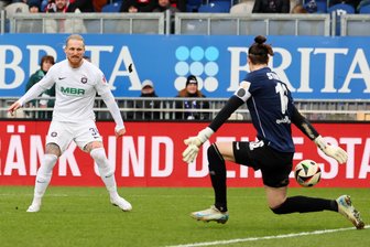 Zweiter Sieg in Folge: FC Erzgebirge Aue gewinnt in Wiesbaden - Marvin Stefaniak (links) sorgt für den vorentscheidenden Treffer und schiebt den Ball vorbei an Wehen-Schlussmann Florian Stritzel.