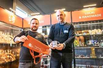 Zweiter Späti ohne Personal in Chemnitz eröffnet - Robert Richter von der Kreativfabrik Chemnitz (links) und Hotelchef Falko Grober zeigen Souvenirs mit Chemnitz-Bezug. Die Kaffeetasse wurde exklusiv für das Hotel entworfen und ist nur hier erhältlich.