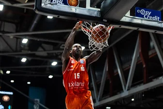 Zweiter starker Auftritt in Folge: Niners Chemnitz gewinnen umkämpftes Spiel gegen die Basketball Löwen aus Braunschweig - Ty Brewer stopft den Ball ein. Der US-Amerikaner machte gegen Braunschweig ein ganz starkes Spiel.