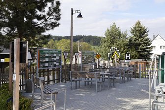Zweiter Versuch: Verein im Erzgebirge will mit neuer Schauanlage starten - Die neue Außenanlage der Thumer Schmalspurbahner ist startklar fürs Familienfest.