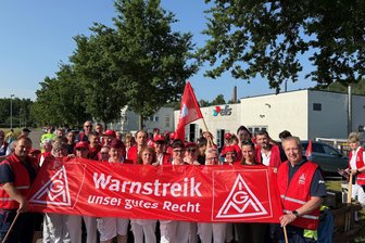 Zweiter Warnstreik bei Großwäscherei in Striegistal: Beschäftigte fordern mehr Geld - Beim ersten Warnstreik Anfang Juni hatten die Beschäftigten ihren Forderungen Nachdruck verliehen.