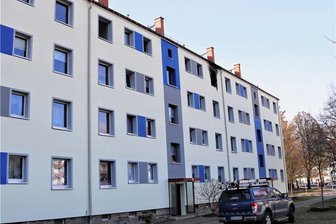 Zweiter Wohnungsbrand in Flöha binnen weniger Tage: Technischer Defekt als Ursache - In diesem Wohnhaus an der Lessingstraße in Flöha hat es in der Nacht zu Samstag gebrannt. Foto: Knut Berger