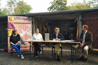 Zweites Bid Book präsentiert: Chemnitz will mit neuem Motto Kulturhauptstadt werden - Cornelia Ahnert (Buchbinderin), Ulrike Schell (Gestalterin), Oberbürgermeisterin Barbara Ludwig und Chef der Bewerbung, Ferenc Csak präsentieren das Bid Book. (v.l.)