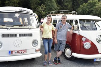 Zweites Bulli-Camp im Vogtland geplant - Am Wochenende reisten zum 1. Arena Bulli Summer Camp in der Vogtland-Arena 120 Besitzer des Kultfahrzeugs an. Gleich mit zwei Bullis - einem T1, Baujahr 1965 (rechts), und einem T2a, Baujahr 1969 - waren Simone und Marc Pointinger aus Bayreuth vor Ort. Nun soll es eine Neuauflage geben.