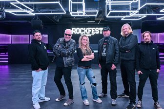 Zweites Chemnitzer Rockfest: Am Samstag geht es im Brauclub zur Sache - Thomas Lang (2. v. l.) und Mike Kühnert (4. v. l.) von der Horst Adler Kapelle, Janine und Henning (2. v. r.) von Smacktric, CNVX-Gitarrist Sven (r.) sowie Kevin Eckert vom Brauclub freuen sich auf ein volles Haus.