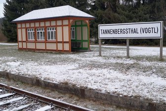 Zweites Leben für Bahnsteig-Häuschen - Die neue Wartehalle am ehemaligen Bahnhof Jägersgrün/Tannenbergsthal. Das Gebäude stammt aus Reichenbach und wurde mit viel Aufwand wieder detailgetreu hergerichtet.
