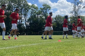 Zweites Schützenfest für den FSV Zwickau: Die Neuen treffen dreifach und ein Spieler muss unters Messer - Erwärmung des FSV Zwickau in Grüna zum Testspiel im Wiesengrund.