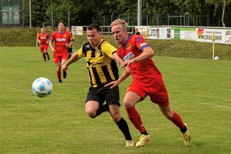 Zweites Spiel, zweiter Kantersieg: Lunzenauer Fußballer legen Traumstart hin - Nicht zu stoppen: Lunzenaus Alexander Dartsch (r.), der Top-Torjäger der vergangenen Saison mit 33 Treffern, versucht hier am Altmittweidaer Leon Hertel vorbeizugehen.