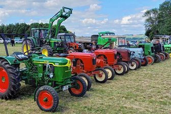 Zweites Traktortreffen in Raum mit Oldies, Musik und einem umgebauten Sowjet-Fahrzeug - Zum dem Traktoren-Treffen sind Besitzer von Oldtimern jeder Art eingeladen - von Traktoren und anderen Fahrzeugen der Landwirtschaft -, mit ihren Mobilen zu kommen. 