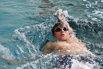 Zweitgrößtes Team und Heimvorteil: Auer Schwimmer peilen den Pokalsieg an - Auch über 100 Meter Rücken gab Ferdinand Grunert vom FCE voriges Jahr beim Auer Wismutpokal alles.