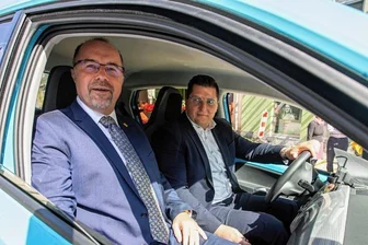 Zweitjob für Plauens OB: Wird Zenner Übergangs-Vize-Landrat? - Landrat Thomas Hennig am Steuer, Plauens Oberbürgermeister Steffen Zenner (von rechts, beide CDU) auf dem Beifahrersitz. Wird so die Führungskrise der Kreisbehörde bis zur Wahl des Vize-Landrats überbrückt?
