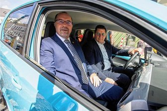 Zweitjob für Plauens Oberbürgermeister: Wird Zenner Übergangs-Vize-Landrat? - Landrat Thomas Hennig am Steuer, Plauens Oberbürgermeister Steffen Zenner (von rechts, beide CDU) auf dem Beifahrersitz. Wird so die Führungskrise der Kreisbehörde bis zur Wahl des Vize-Landrats überbrückt? 