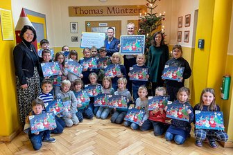 Zweitklässler aus Remse gewinnen Malwettbewerb von Versorger Eins - Die Remser Zweitklässler bei der Preisübergabe mit den Adventskalendern, die ihr Gruppenbild zeigen.