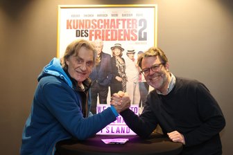 Zwerchfellerschütterndes Nachspiel: Deutscher Filmstar feuert Gag-Salven nach Kino-Premiere in Zwickau ab - Schauspieler Winfried Glatzeder (l.) und Regisseur Robert Thalheim am Donnerstagabend vor dem Plakat im Foyer des Filmpalastes „Astoria“.