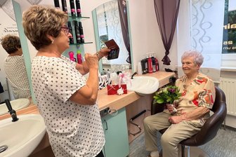Zwickau: 100-Jährige legt stets viel Wert auf ihre Frisur - Friseurin Regina Sonntag macht ein Foto von ihrer 100-jährigen Kundin Ruth Puschmann.
