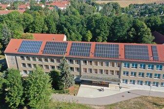Zwickau: 15.000 Euro Schaden an Schule entstanden - Dank Zeugen konnten drei junge Leute von der Polizei unweit der Schule gestellt werden.