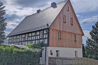 Zwickau: 18 Monate Schweiß und 55 Tonnen Schutt: Wie ein altes Fachwerkhaus in Cainsdorf das Herz seiner Besitzer eroberte - Unter Denkmalschutzauflagen ist das Fachwerkhaus an der Cainsdorf Feldstraße saniert worden. Eigentümer und Bauherren sind Ronald Gerschewski und Katja Böhm. Als Planer fungierte Bauconzept Lichtenstein.