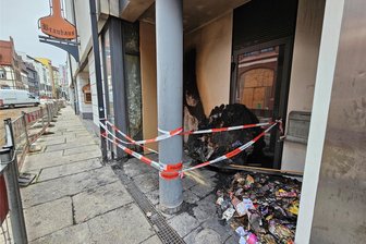 Zwickau: 20.000 Euro Schaden nach Mülltonnen-Brand am Brauhaus - Am Brauhaus in Zwickau hat ein Papiercontainer gebrannt. Die Polizei sucht Zeugen.