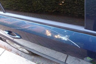 Zwickau: 20 Fahrzeuge zerkratzt - Unbekannte haben am Dienstagabend in Zwickau 20 Fahrzeuge zerkratzt.