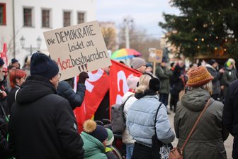 Zwickau: 200 Menschen demonstrieren für die Demokratie - Unter dem Motto „Wir lassen die Demokratie nicht im Stich“ haben am Sonnabend in Zwickau rund 200 Menschen demonstriert.