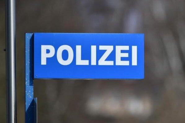 Zwickau: 28-Jähriger von Angreifern umringt und geschlagen - Ein 28-Jähriger ist am Dienstagabend in Zwickau von mehreren Männern angegriffen worden.