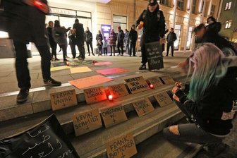 Zwickau: 40 Menschen gedenken der Opfer von Hanau - Rund 40 Menschen haben sich in Zwickau am Abend vor dem Rathaus getroffen, um der Opfer von Hanau zu gedenken.