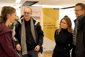 Zwickau: 600 Interessierte informieren sich bei Hochschultag - Studierende der WHZ im Gespräch mit Studieninteressierten.