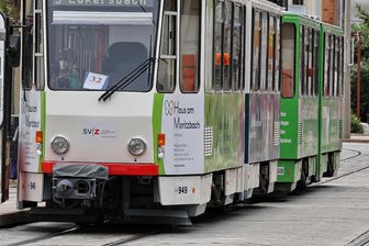 Zwickau: 83-Jährige bei Sturz in Straßenbahn schwer verletzt - Eine Straßenbahn musste eine Notbremsung einleiten.