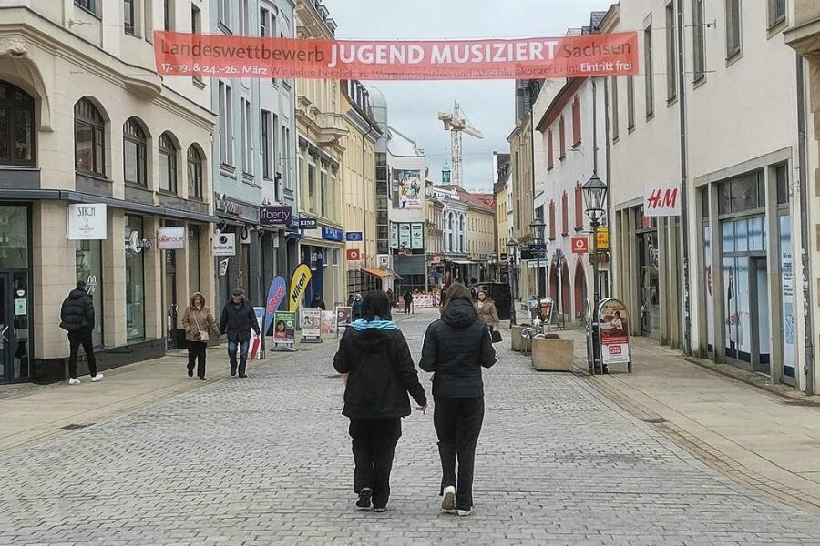 Zwickau ab Freitag im Musikfieber: Beste Nachwuchstalente von Klavier bis Gesang stellen sich der Jury - In der Zwickauer Fußgängerzone weisen große Transparente auf den bevorstehenden Musikwettbewerb hin.