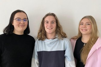 Zwickau: Abiturienten des Clara-Wieck-Gymnasiums organisieren Blutspendeaktion - Die Blutspende-Organisatorinnen Amelie Hanke, Moritz Fickenscher und Marlene Zahn (von links) vom Zwickauer Clara-Wieck-Gymnasium.