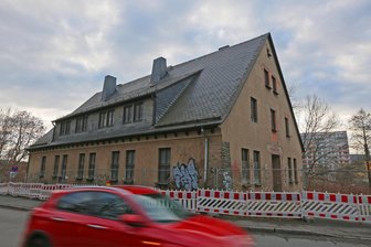 Zwickau: Absperrung rund um das ehemalige Internat des Konservatoriums bei der Paradiesbrücke sorgt für Aufsehen - Auf ganzer Länge ist das Grundstück des alten RSK-Internats straßenseitig abgesperrt.