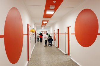 Zwickau: Adam-Ries-Grundschule gewährt nach Sanierung Einblicke - Freundlich wirken die Flure in der sanierten Adam-Ries-Grundschule.