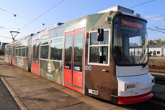 Zwickau als „Stadt des Friedens“? Stadtrat diskutiert über Bundeswehr-Werbung - Seit Oktober ist eine Straßenbahn der Städtischen Verkehrsbetrieb in Bundeswehr-Farben gestaltet und wirbt für den Dienst an der Waffe. Darüber diskutierte nun der Zwickauer Stadtrat.