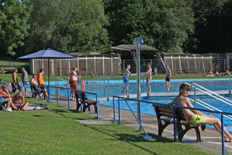 Zwickau am Mittwoch ohne Freibad-Option: Havarie in Crossen - Blick ins Freibad in Crossen. Am Mittwoch bleibt es aufgrund einer Havarie geschlossen.