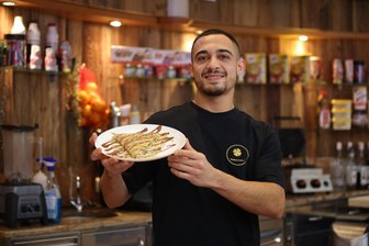 Zwickau Arcaden: Warum die Crêperie nach rund einem Jahr aufhört - Mohamad Alshahen mit einem Crêpe im Dubai-Schokoladen-Style.