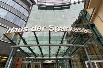 Zwickau: Ausschreibung des Glowatzky-Preises für Leistungen junger Menschen läuft - Der Preis wird im Haus der Sparkasse in Zwickau übergeben.